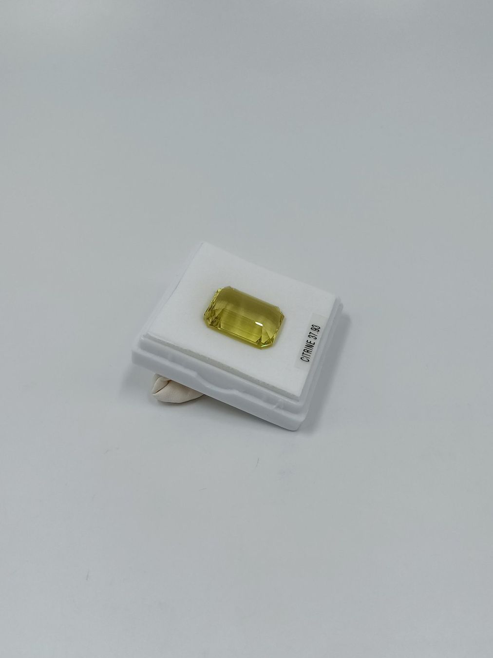 Pietre preziose: 1 ZITRONENGELBER CITRIN, 37.93 CT. – Usato da Luzern venduto da EdiGem 2