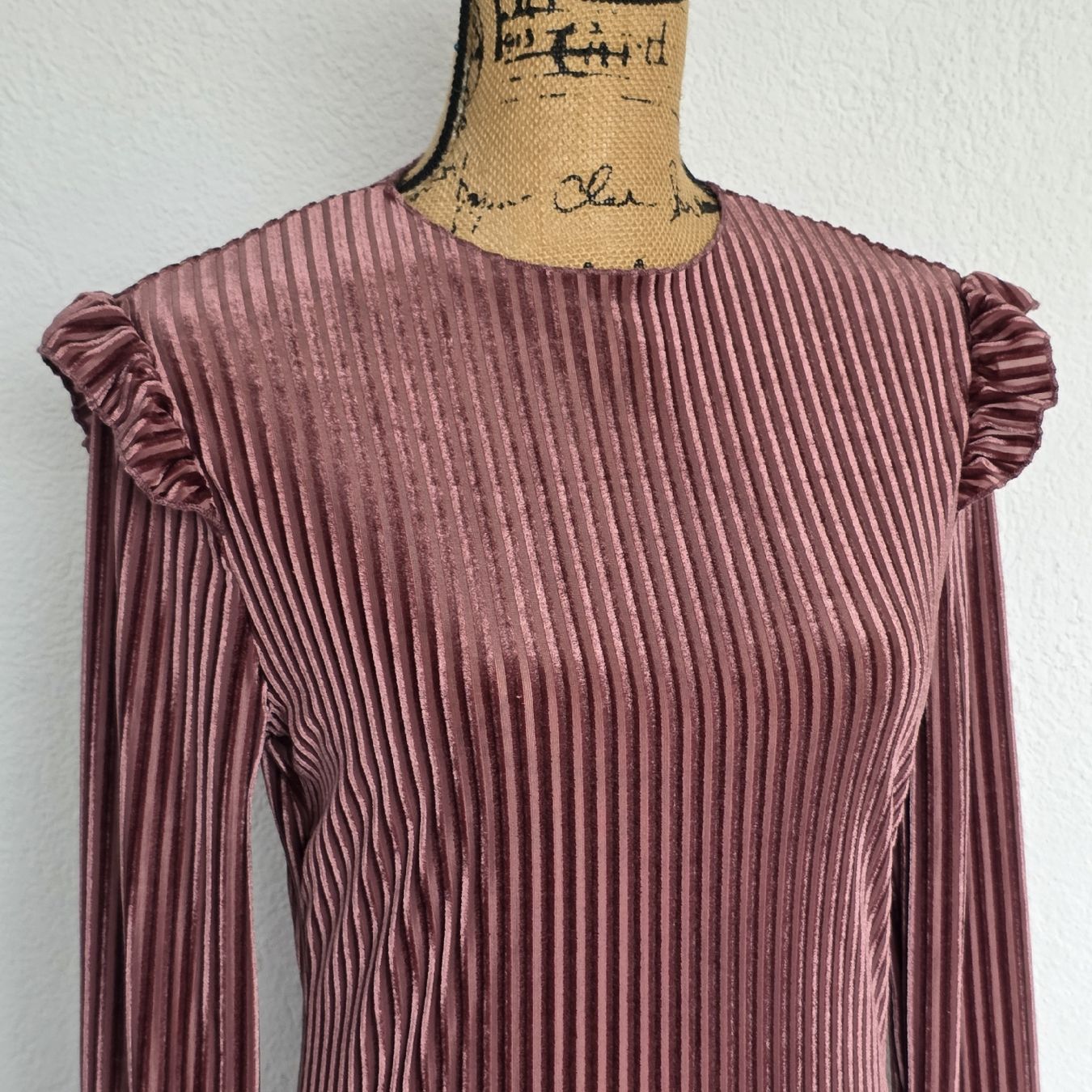 Top: Samt Body mit Rüschen, Grösse S/M,  Neu – Nuovo (secondo la descrizione) da Rheinsulz venduto da Gilea 1