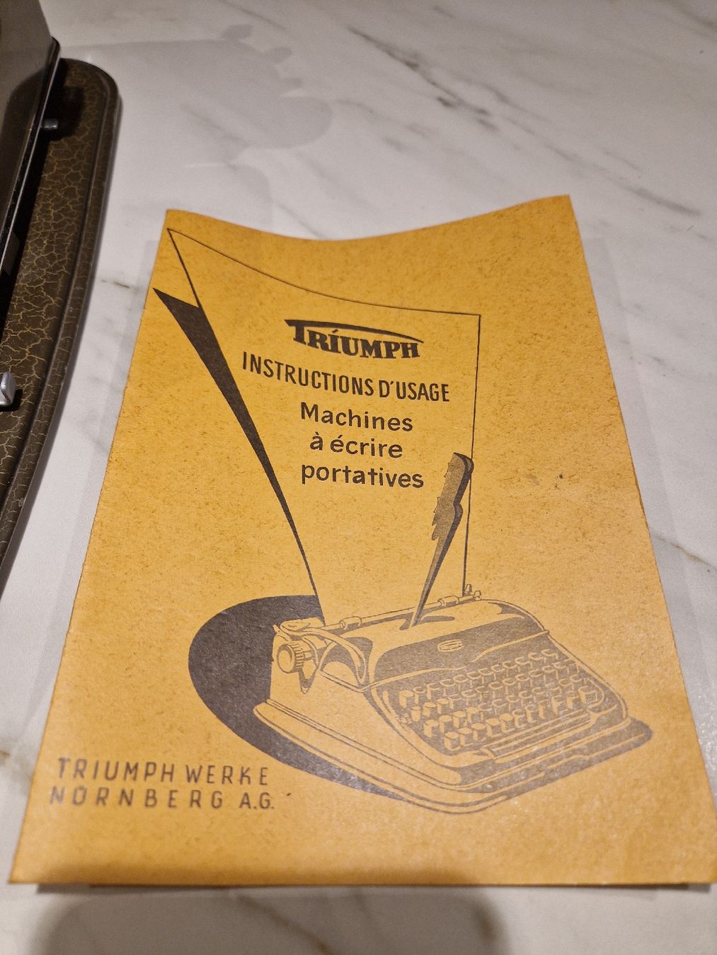 Triumph Macchine da scrivere: Machine à écrire Triumph – Usato da Sion venduto da Melissa.ischer 2