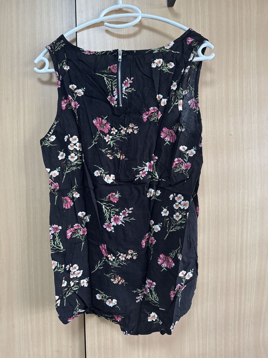 Top: BlumentopGr. M Chicorée schwarz bunt ärmellos – Nuovo (secondo la descrizione) da Thun venduto da Vans_98 3