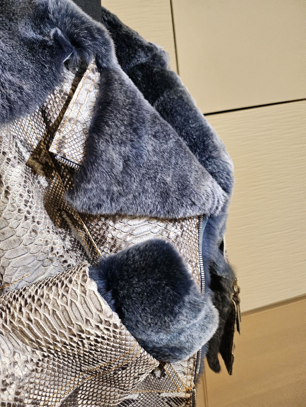 Jacken: Veste femme, cuir python et furure chinchila. M – Neu (gemäss Beschreibung) aus Rotkreuz von SiSi-13 7