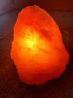 Salzkristalllampe orange natur geformt mit Leuchtmittel