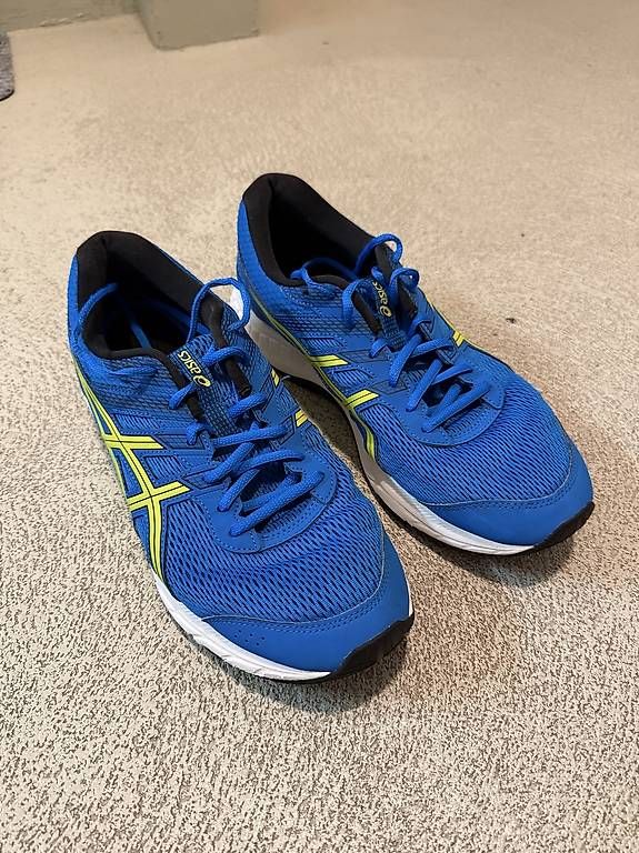 Asics Chaussures hommes: Laufschuhe Asics Gr. 45 – D'occasion à Fislisbach par Jale_31