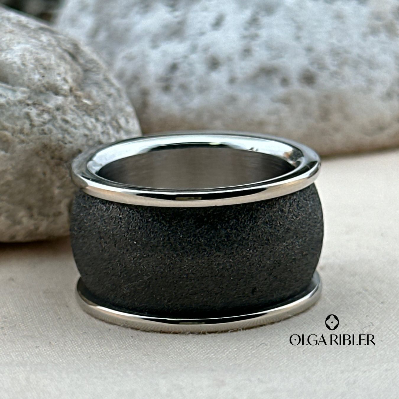 Olga Ribler Anelli: Edelstahl Statement  Ring in schwarz Grösse 60 – Nuovo (secondo la descrizione) da Luzern venduto da Schmuckoutlet 2