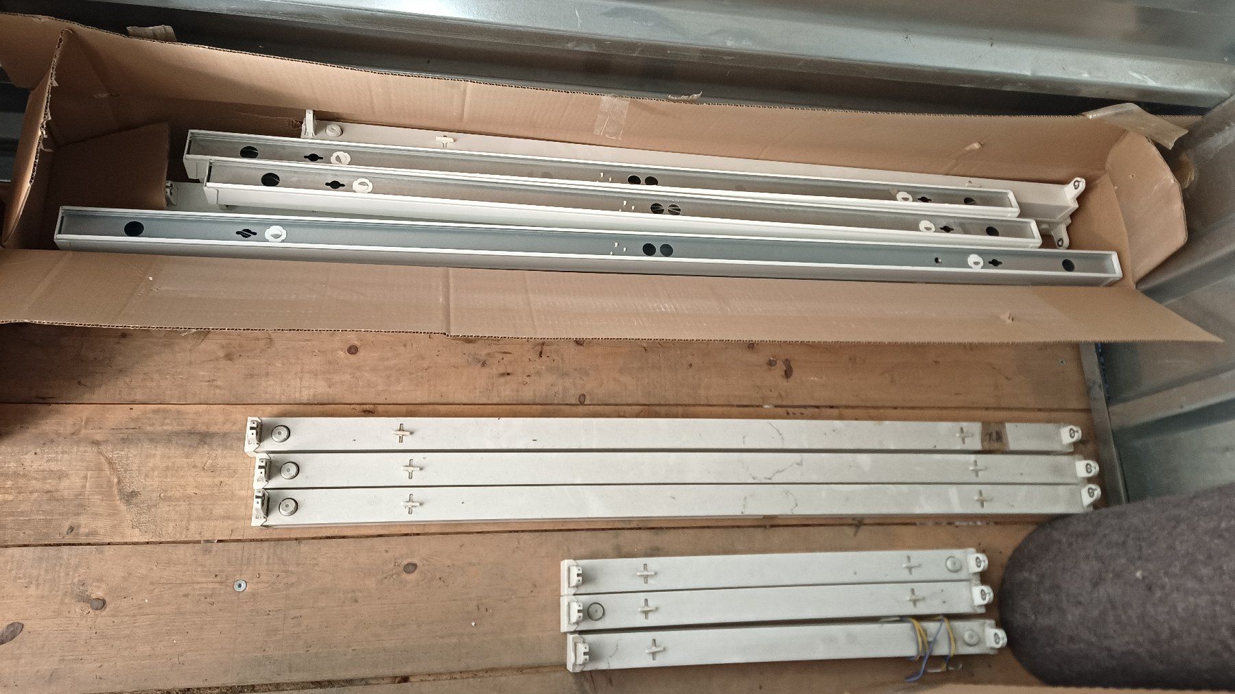 Lampade: Armatures pour tubes Néon – Usato da Turin (Salins) venduto da Snake98