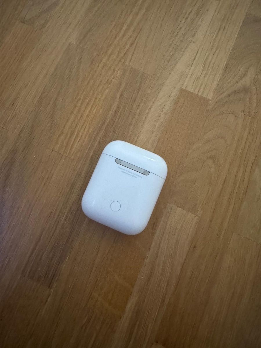 Apple Cuffie: Apple Airpods 1. Generation CASE – Usato da Zürich venduto da abi_d8rr 2