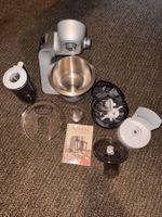 Bosch Küchenmaschine mit Zubehör und Rezeptbuch