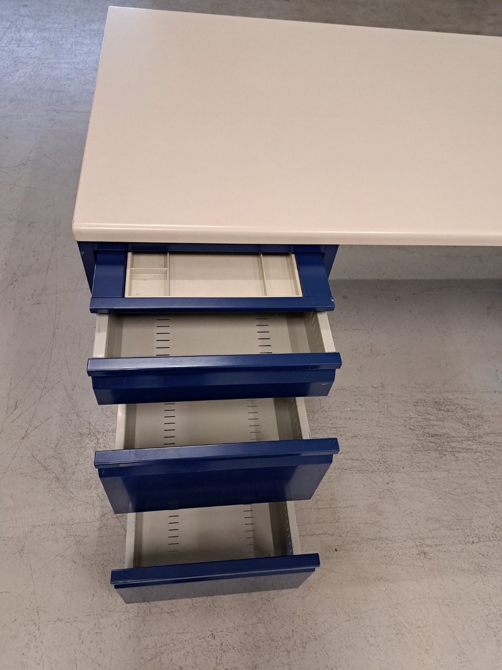Scrivanie: Lagerpult blau-hellgrau, abschliessbar – Usato da Embrach venduto da lichttechnik 9