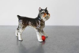 Goebel Hundefigur - grauer Schnauzer mit rotem Ball