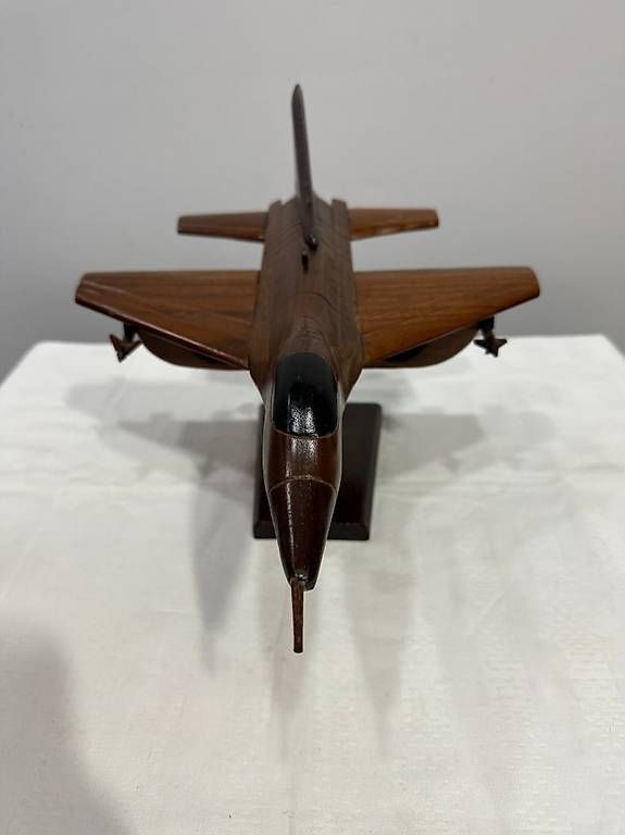 Kit di modellismo & Modellini statici: Handgeschnitztes Holzmodell Kampfjet auf Sockel – Usato da Obernau venduto da Arche_Noah_Brocki 1