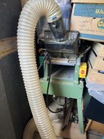 Hobelmaschine auf Beinen mit Rollwagen