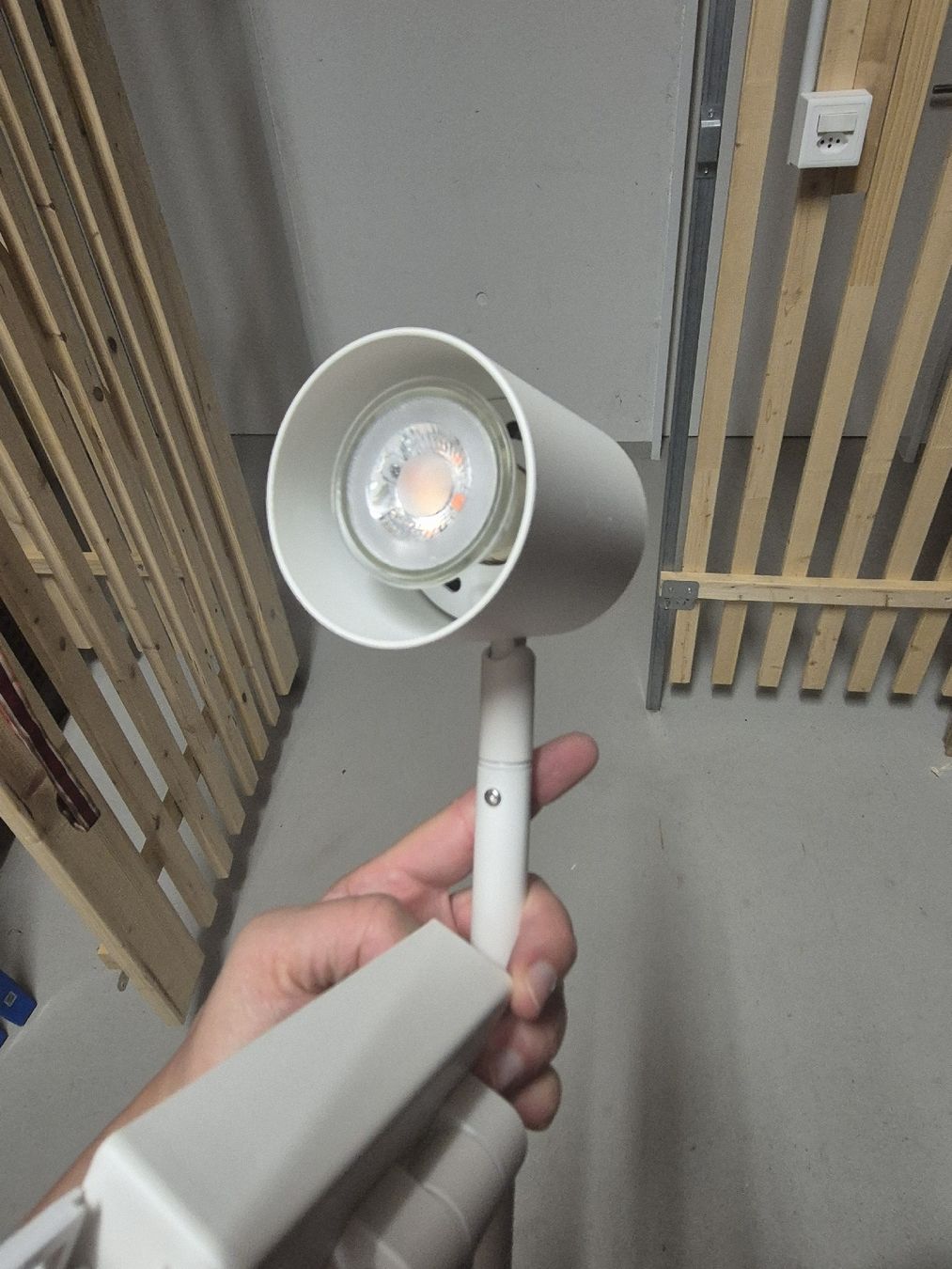 Lampen: White Adjustable Track Spotlight for Rail Mounting – Gebraucht aus Lenzburg von DobrzynM 3