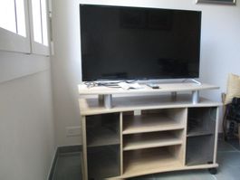 LED-Fernseher Sharp mit dazu passendem TV-Möbel