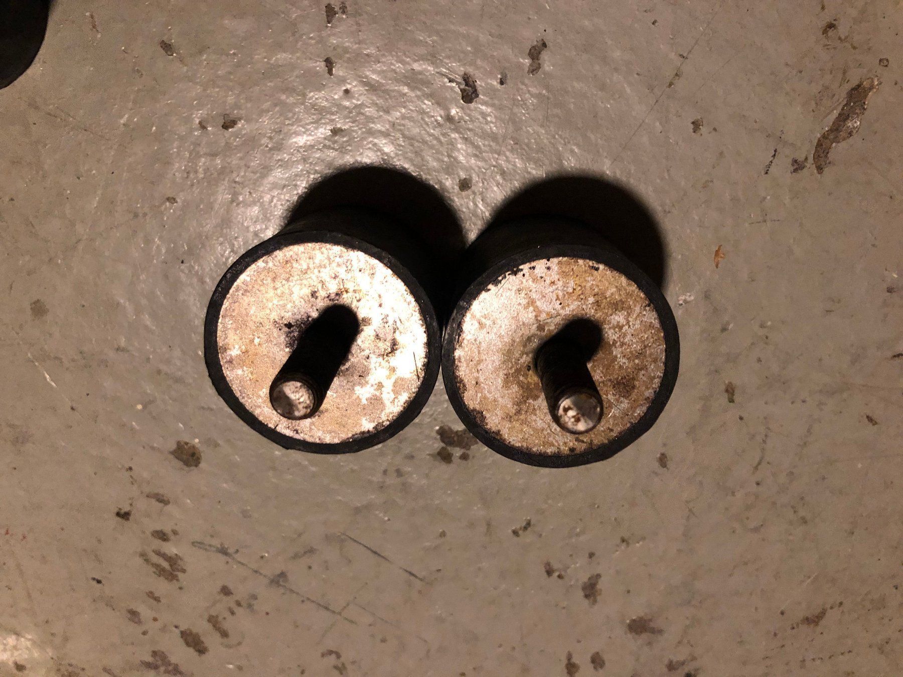 Tutti pezzi di ricambio auto: Gummipuffer m10 Gewinde / 5cm Durchmesser neu – Nuovo (secondo la descrizione) da Speicherschwendi venduto da Supersport 1