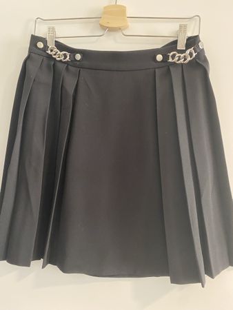 Jupe plissée The Kooples noire avec détails chaînes