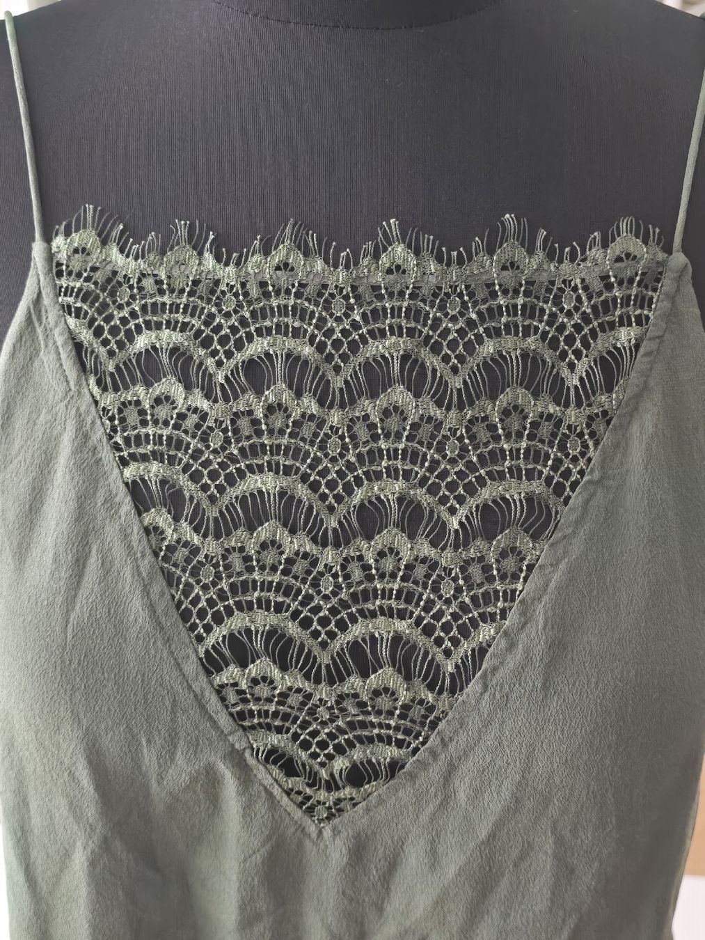 Top: Seiden Top olivgrün mit Spitze – Nuovo (secondo la descrizione) da Zürich venduto da ale_bg2x 5