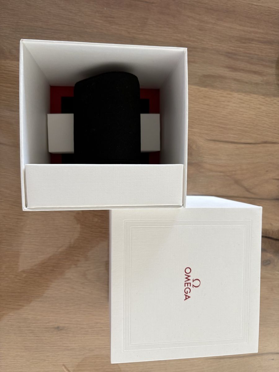 Autres accessoires pour montres: Black Omega Watch Stand with Box – Neuf (Voir description) à Steinhausen par nic_9lzh 1