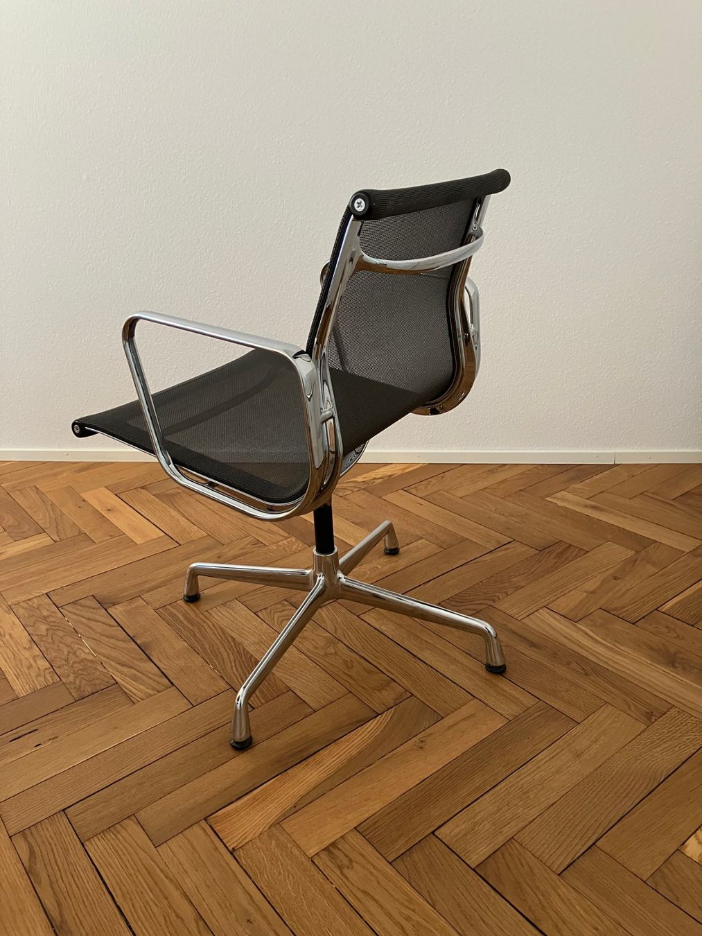Vitra Sedie: 5 Stk. Vitra Eames EA 108 Aluminium Chair Netz – Usato da Luzern venduto da Lula_19 1