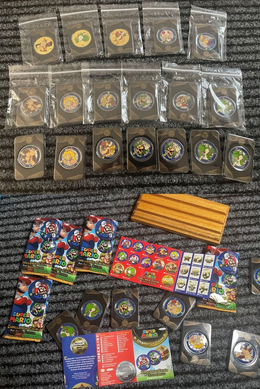 Tutti le monete: 18 Stk. Nintendo Super Mario Challenge Coins + Displaybrett – Nuovo e nell'imballaggio originale da Aesch BL venduto da CollectorsBest