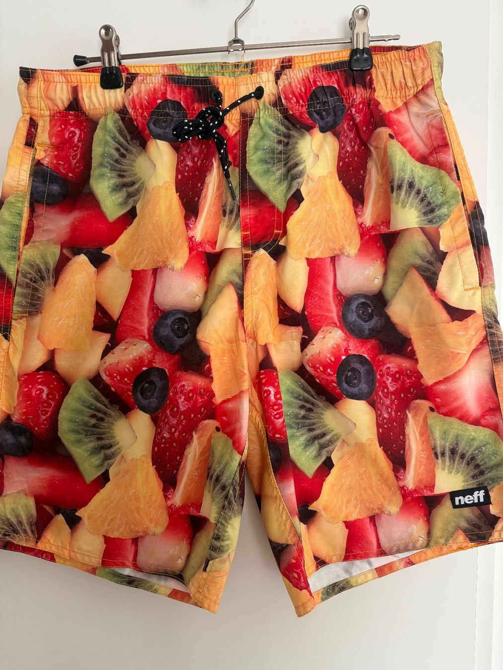 Pantalons: NEFF SHORTS GR. S/M – D'occasion à Steg im Tösstal par goldlionfree