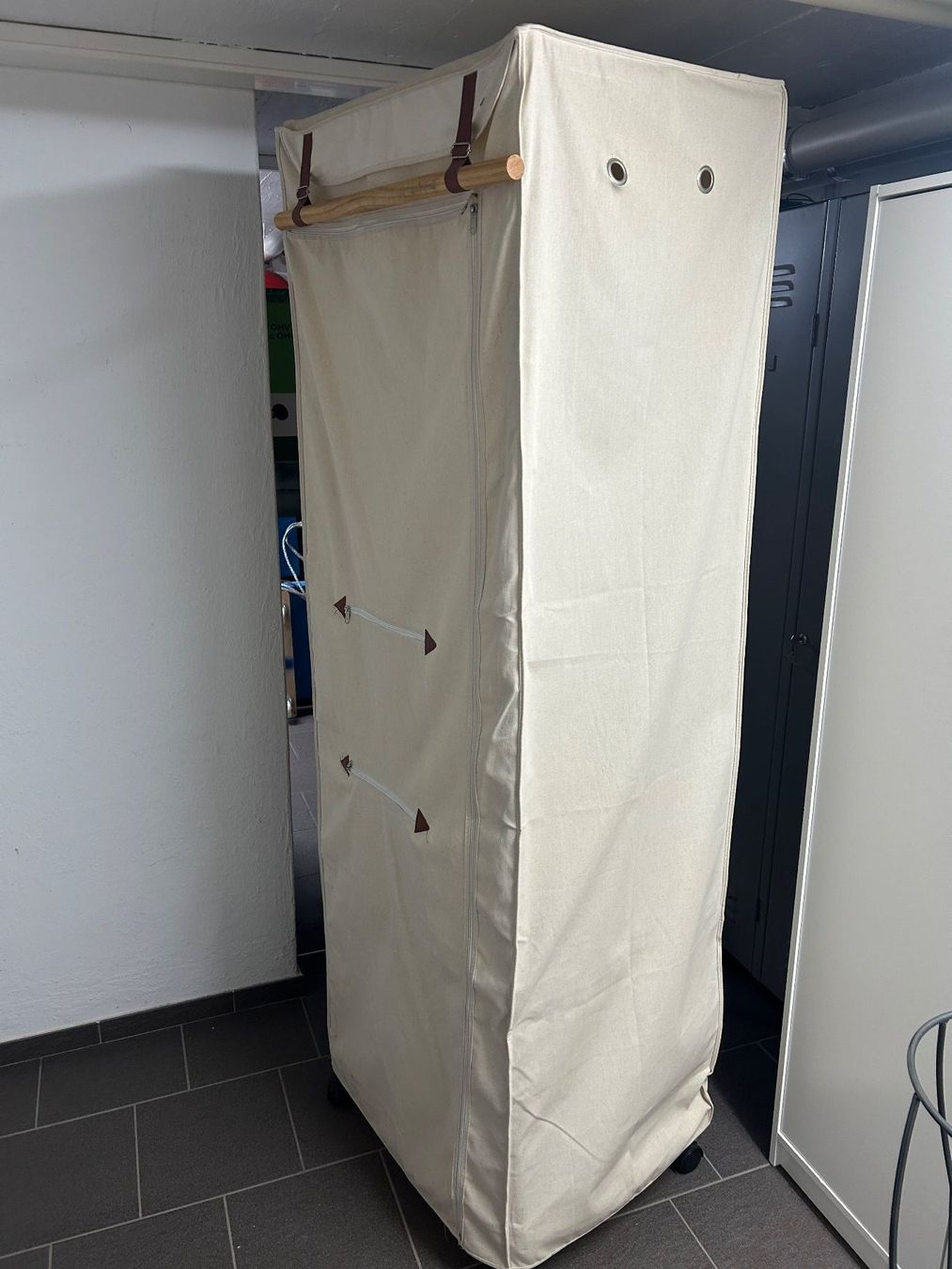 Guardaroba: Stoffgarderobe auf rollen – Usato da Aarau venduto da Tanichtis01 1