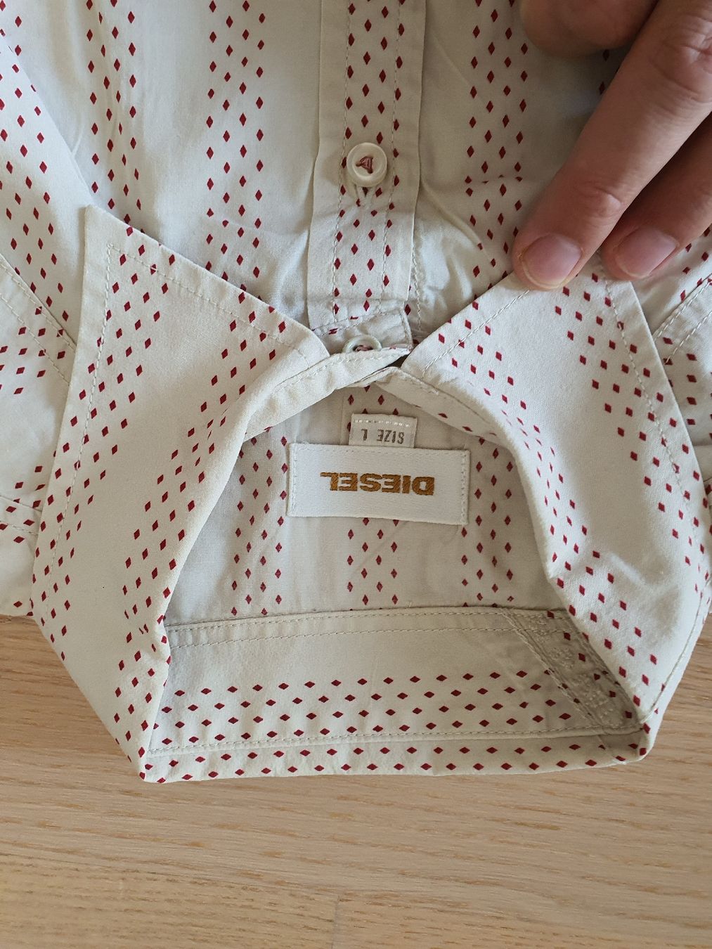 Diesel Hemden: Diesel Shirt, mens L, formal beige/red diamond dot pattern – Gebraucht aus Wallisellen von Alexandrertheg 2
