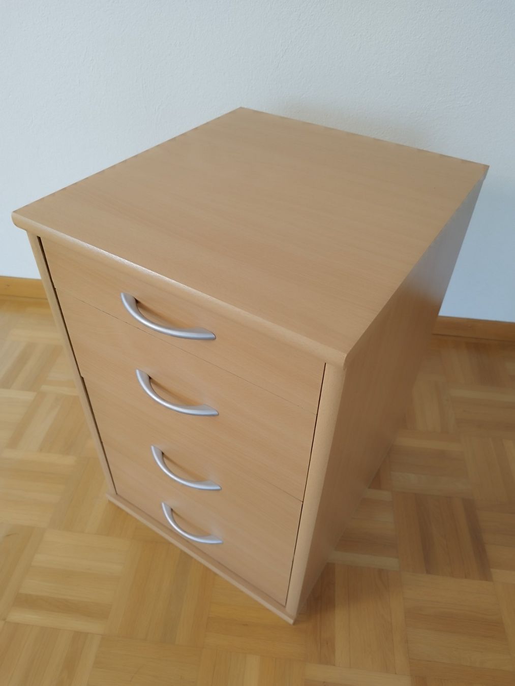 Cassettiere: Hellbraune Kommode aus Holz, 4 Schubladen (Eichenoptik) – Usato da Uster venduto da Caicedo89 2