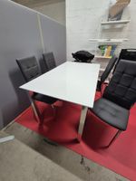 Tisch und Stühle