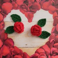 2 Stk. Mini Rosen+4 Blätter gehäkelt (uncinetto crochet) 301