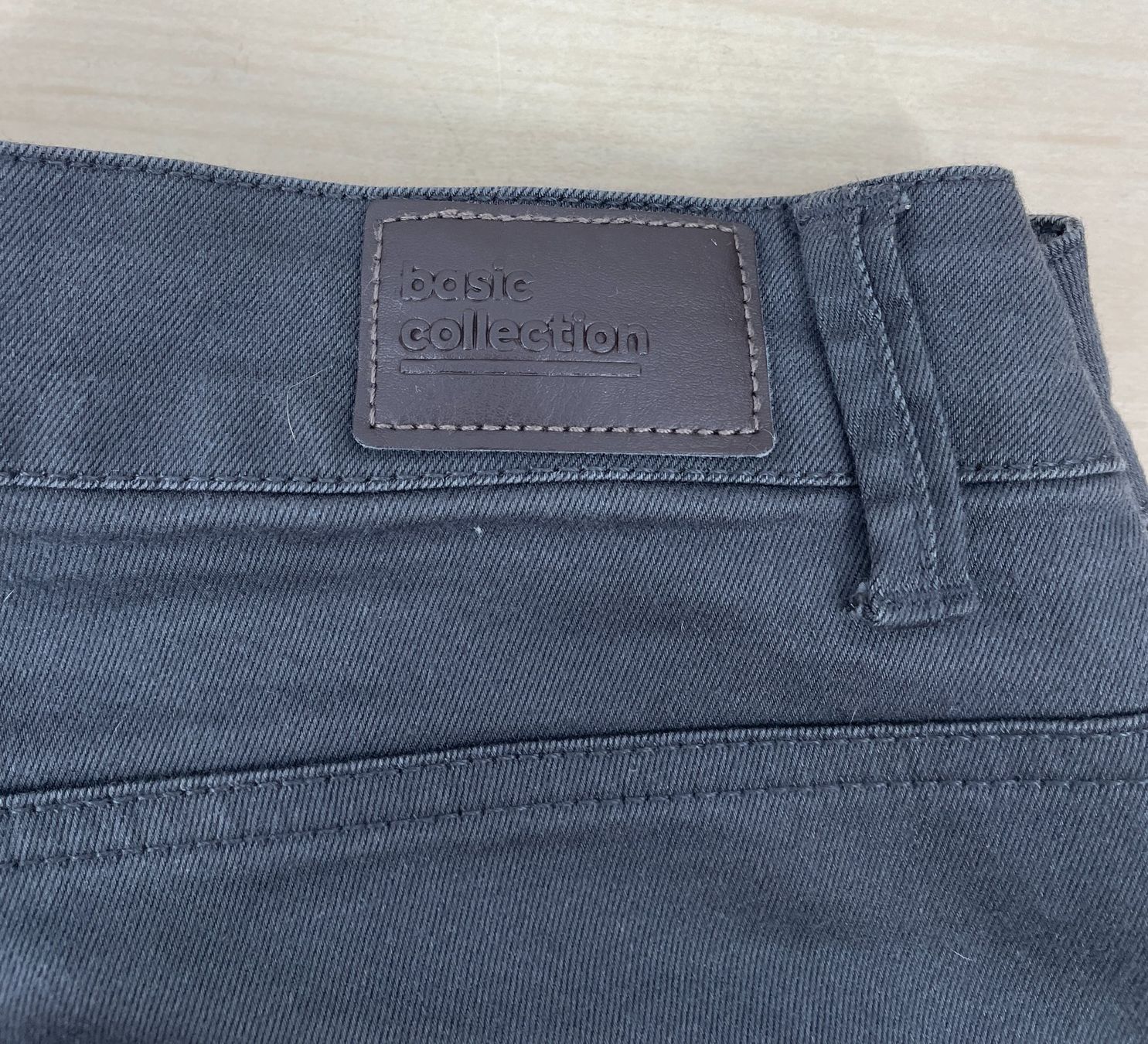 Jeans: CHICOREE jeans gris basic collection – D'occasion à Lausanne par PlusValue_Lausanne 1