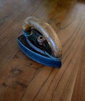 Antikes Gusseisen-Bügeleisen mit Holzgriff – Vintage Deko