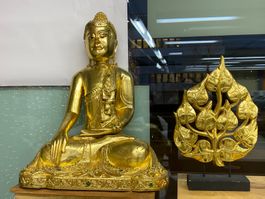 Buddha mit Blatt, wunderschön in Gold