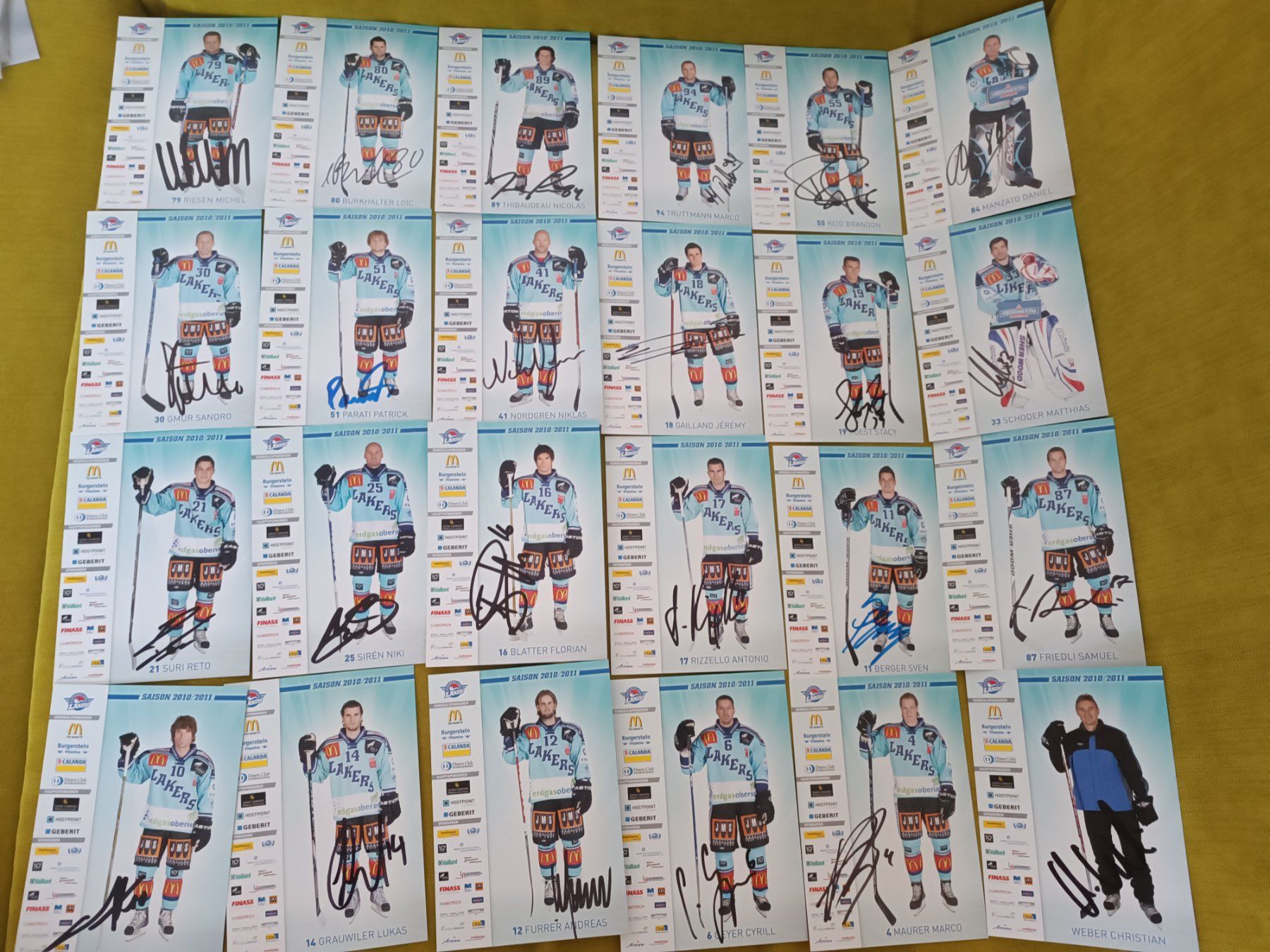 Autografi: 24x Rapperswil-Lakers 2010/2011 - handsigniert – Usato da Menziken venduto da Artographs