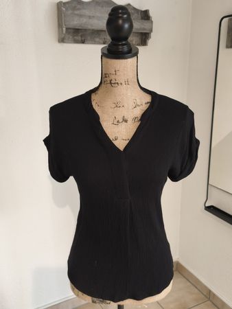 Schwarzes T-Shirt mit V-Ausschnitt, Grösse M, Sommer-Look