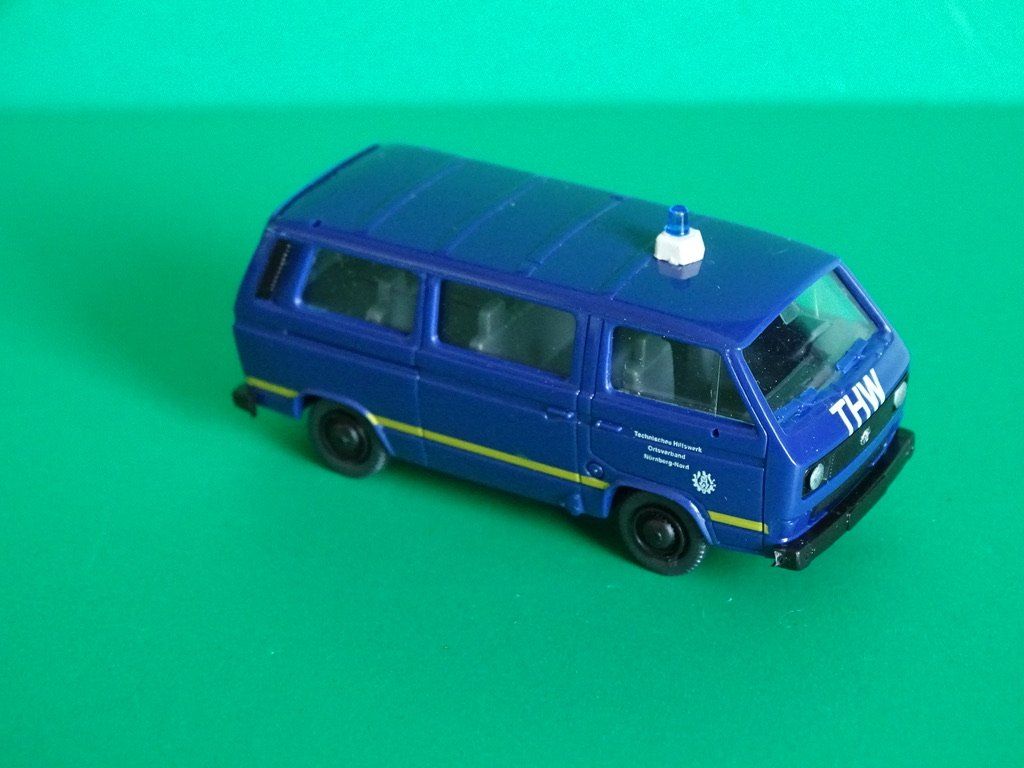 Volkswagen Modellini d'auto: VW Bus "THW" von Roco 1/87 – Usato da Bretzwil venduto da Meex 1