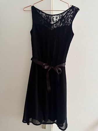 Schwarzes Spitzenkleid mit Schleife