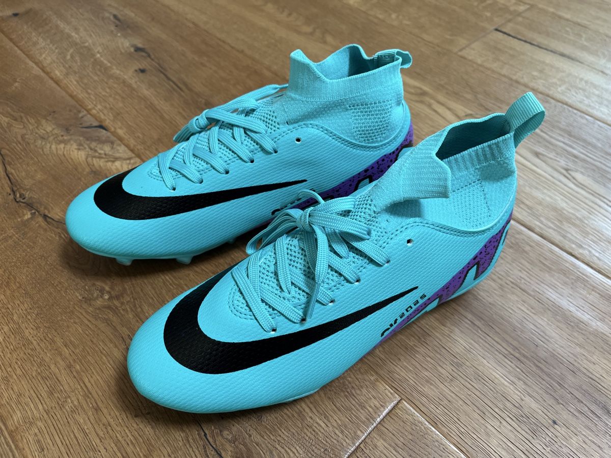 Schuhe für Jungen: Fussballschuhe, Grösse 40, ungebraucht – Neu (gemäss Beschreibung) aus Büron von Baltasarius