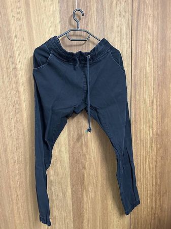 schwarze Trainerhose