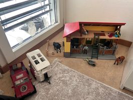 Schleich Stall inkl. Pferde, Auto mit Anhänger und Zubehör