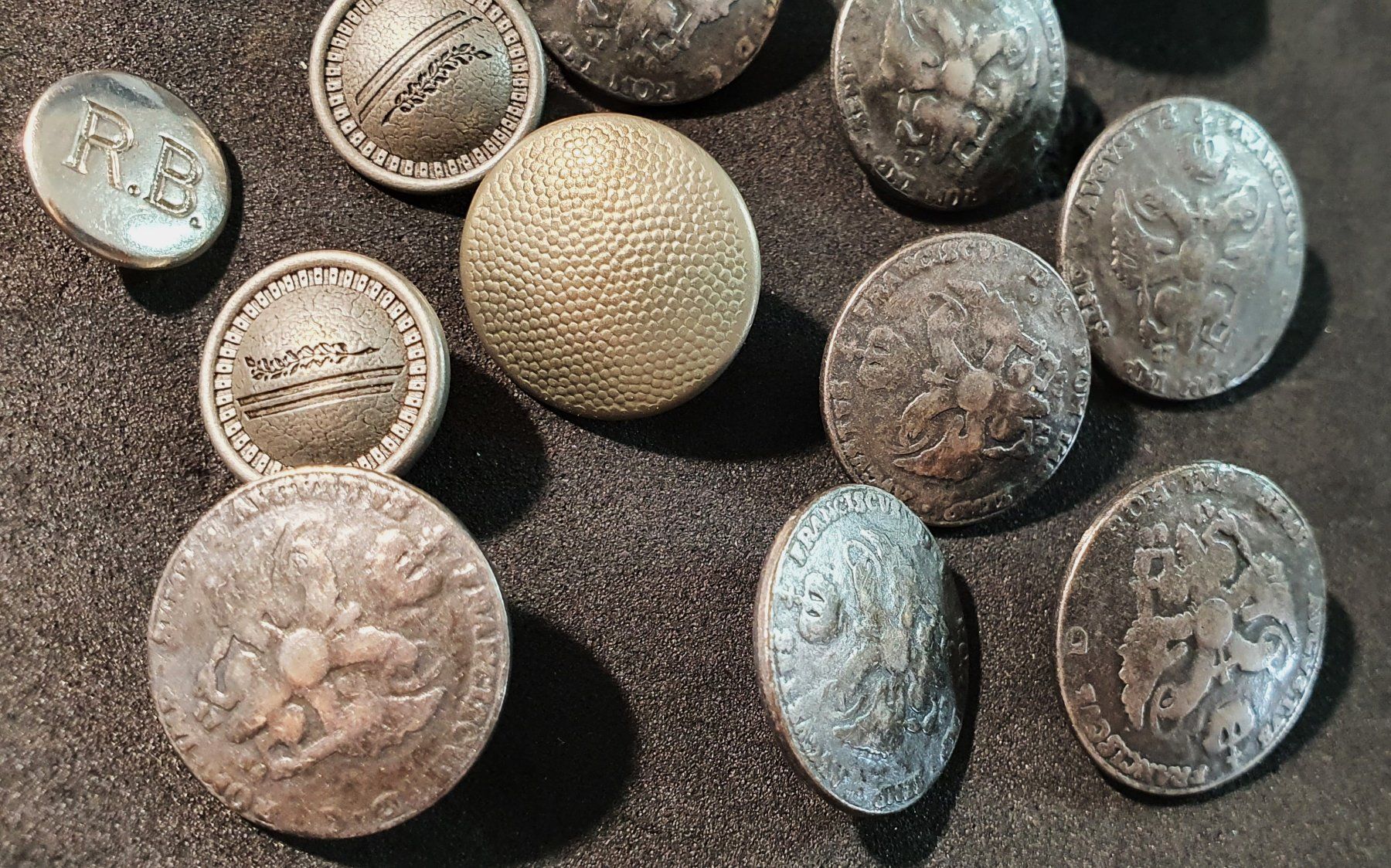 Uniformes: Box275 - Verschiedene alte Knöpfe – D'occasion à Reinach BL par Boston-Verkauf 1