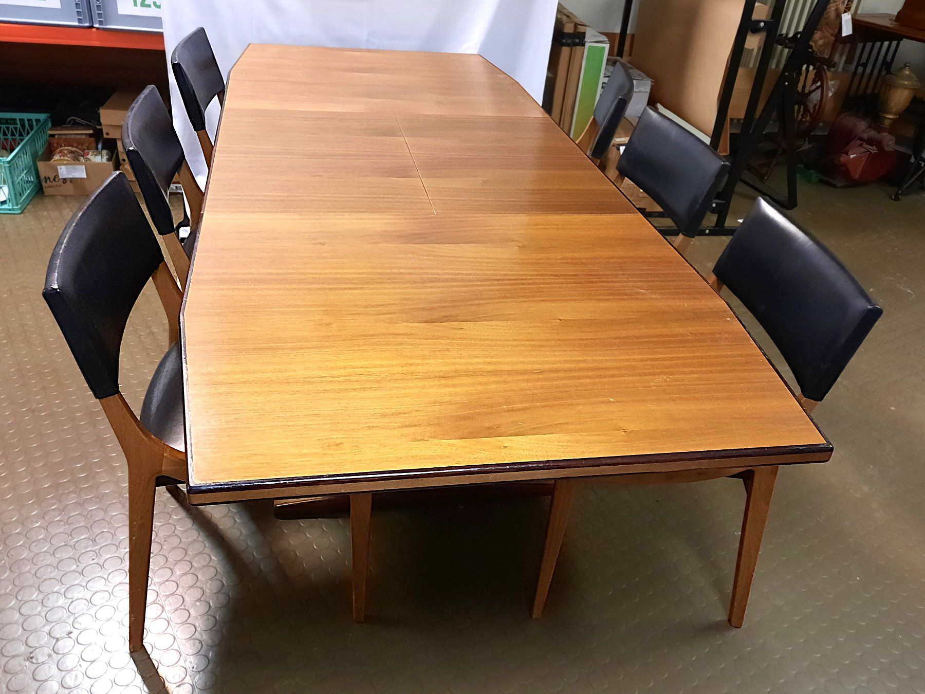 Set de table et chaises: Holztisch mit 6 Stühlen – D'occasion à Beinwil am See par Restwert_Beinwil