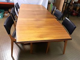 Holztisch mit 6 Stühlen