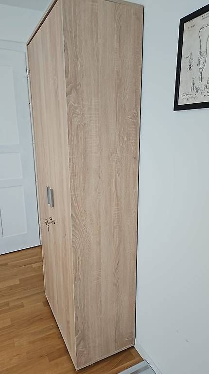 Armoires: Holzschrank mit Türen – D'occasion à Niederuzwil par Liberatopixel 1