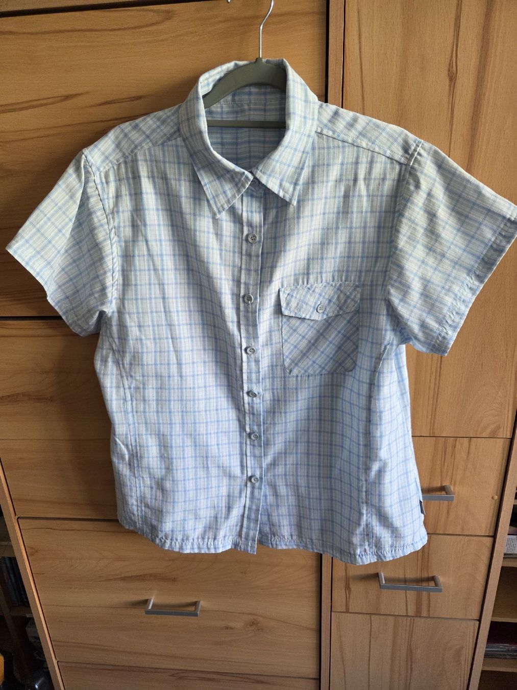 Camicette: Sportliche Kurzarm Bluse Hellblau/Weiß Gr.44/46 – Usato da Winterthur venduto da katzen07