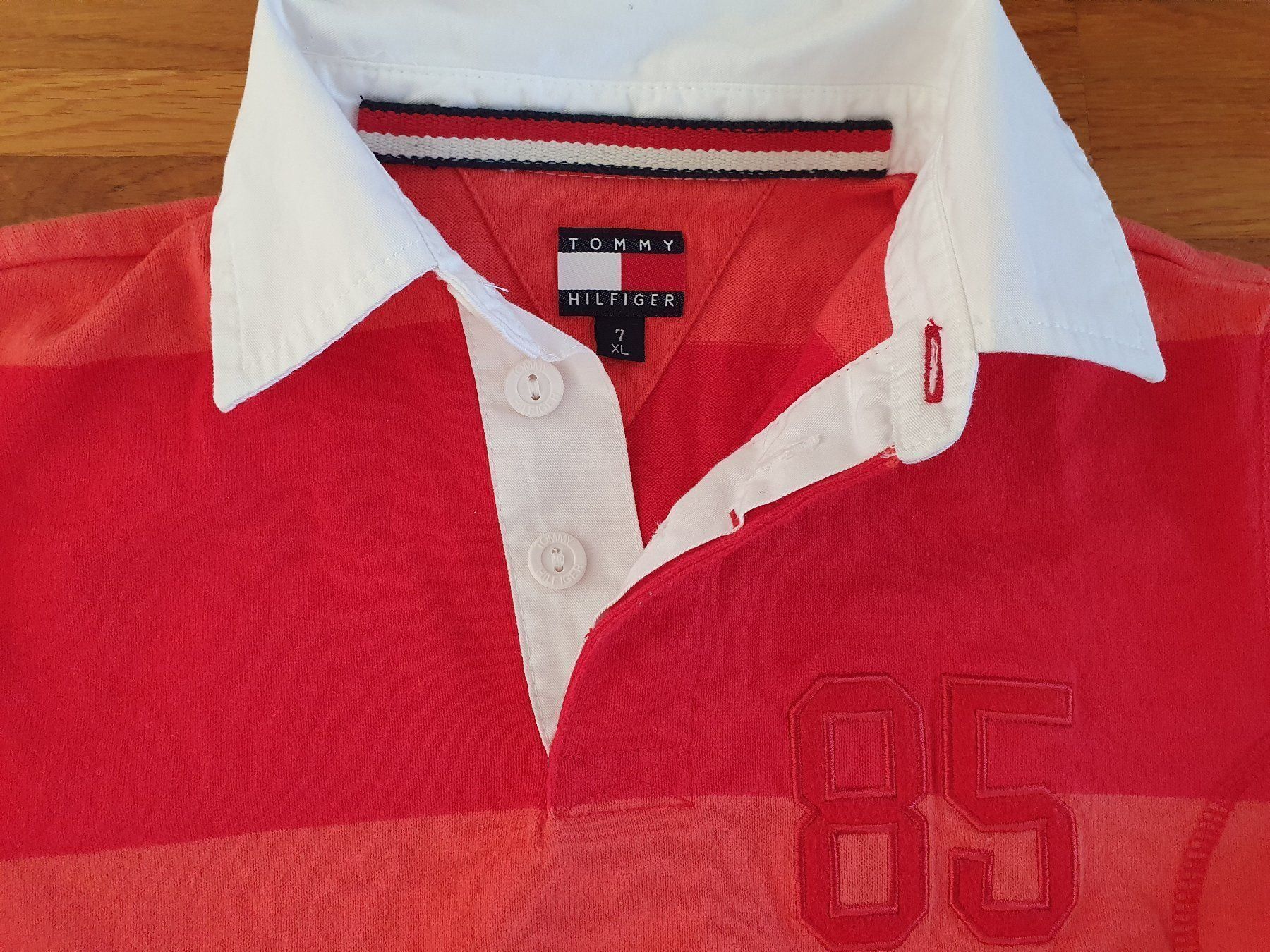 Tommy Hilfiger Hemden, T-Shirts & Polos: Tommy Hilfiger Poloshirt langarm 122 – Gebraucht aus Zürich von Modnok 1