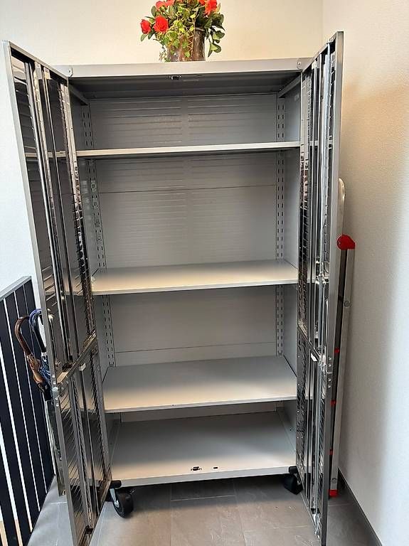Armadi: Abschliessbarer Metallschrank – Usato da Romanshorn venduto da sch_9hb9 1