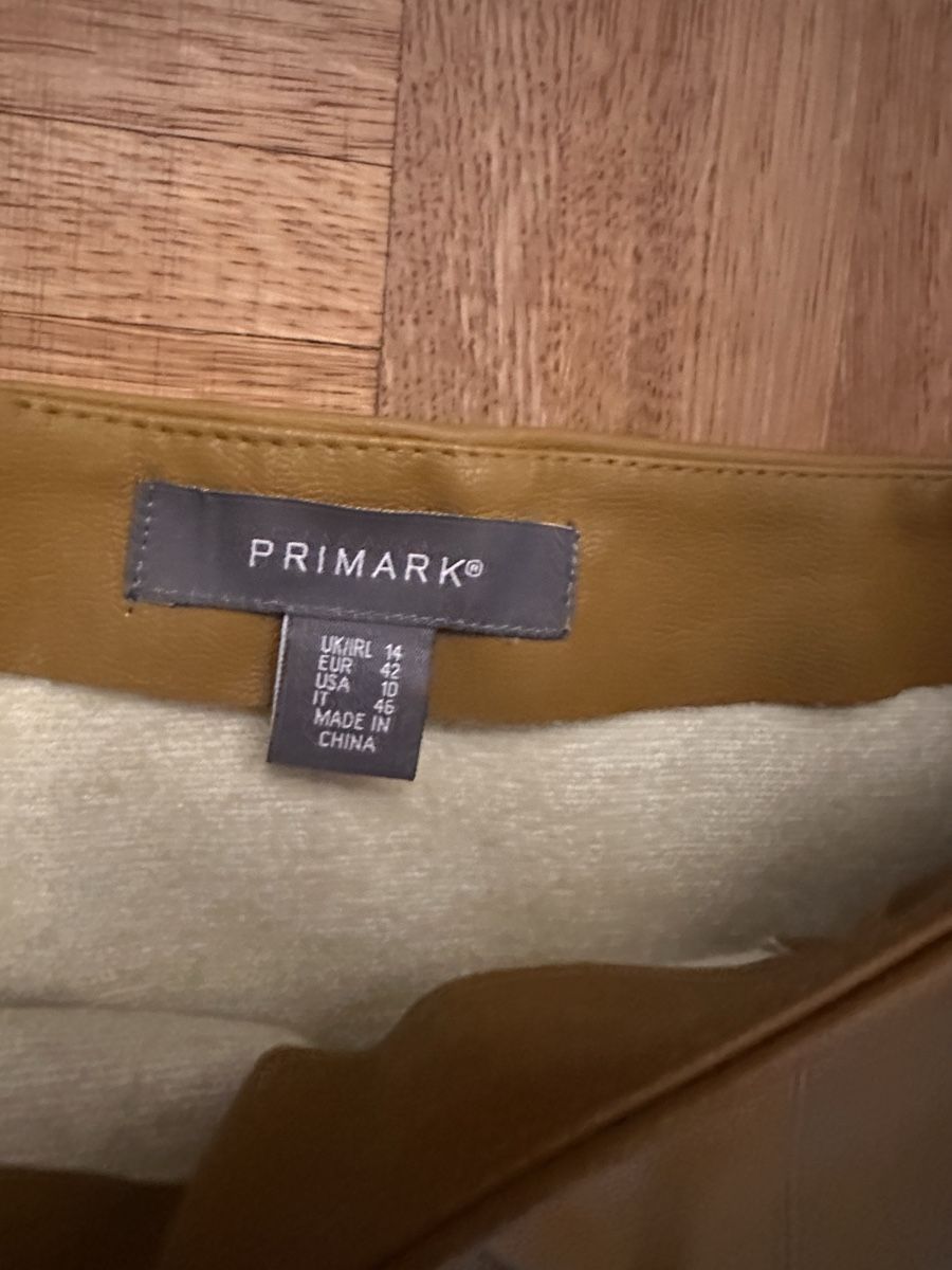 Primark Gonne: Trendiger Minirock in Lederoptik, Senffarben, Gr. 42 – Usato da Dierikon venduto da anfuchs 1