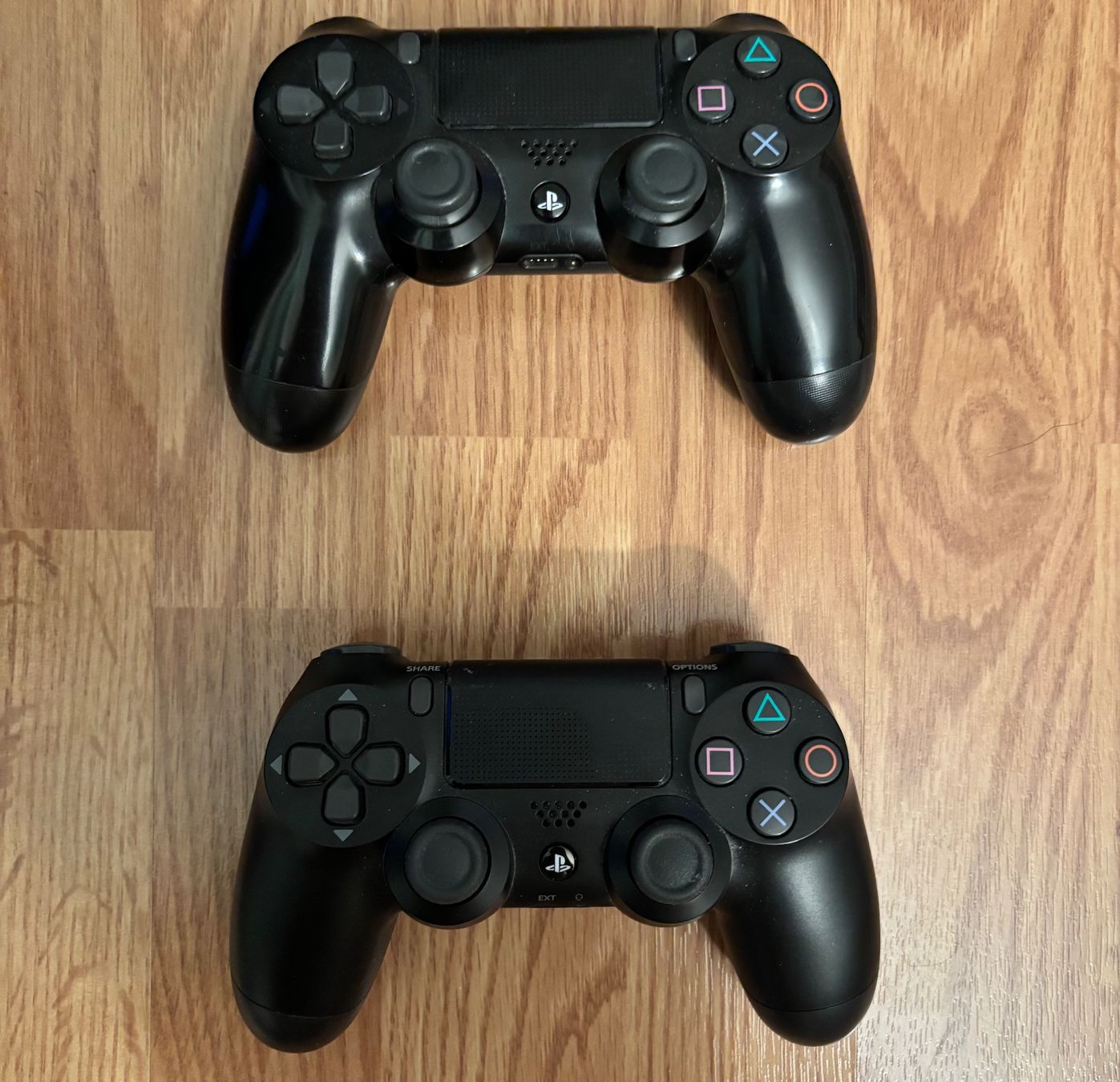 Sony Controller: 2x PlayStation 4 (PS4) Controller mit SpeedLink Ladestation – Defekt aus Suhr von twt_gb7n 3
