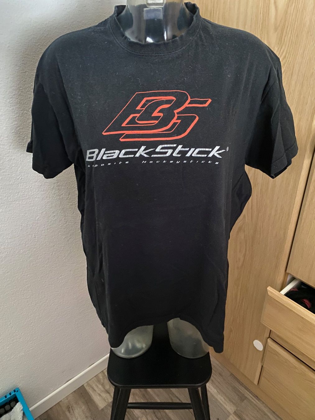 T-shirt: BlackStick T-Shirt schwarz Grösse L – Usato da Allenwinden venduto da Obalu 2