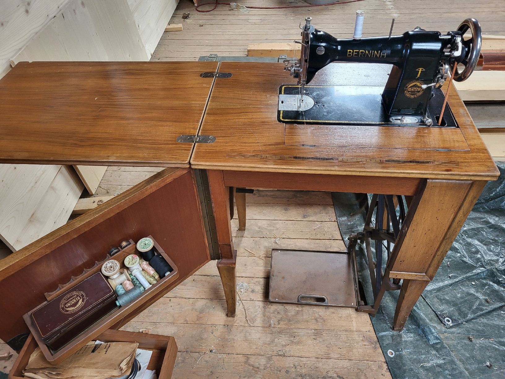 Bernina Machines à coudre: Antike eingebaute Nähmaschine Bernina – D'occasion à Oberwangen b. Bern par trodan